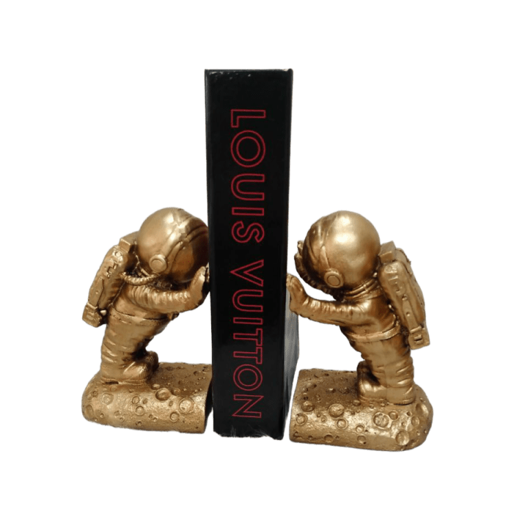 هولدر کتاب مجسمه فضانورد طلایی رنگ