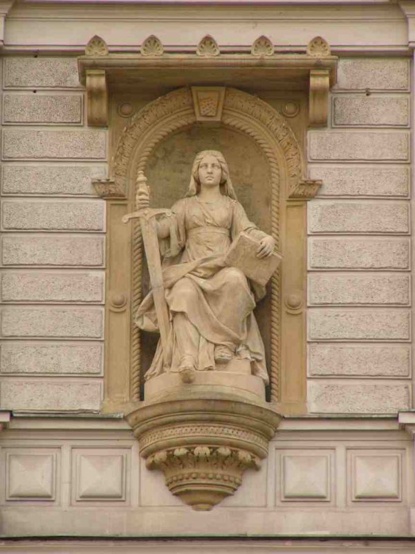 مجسمه الهه عدالت در چک